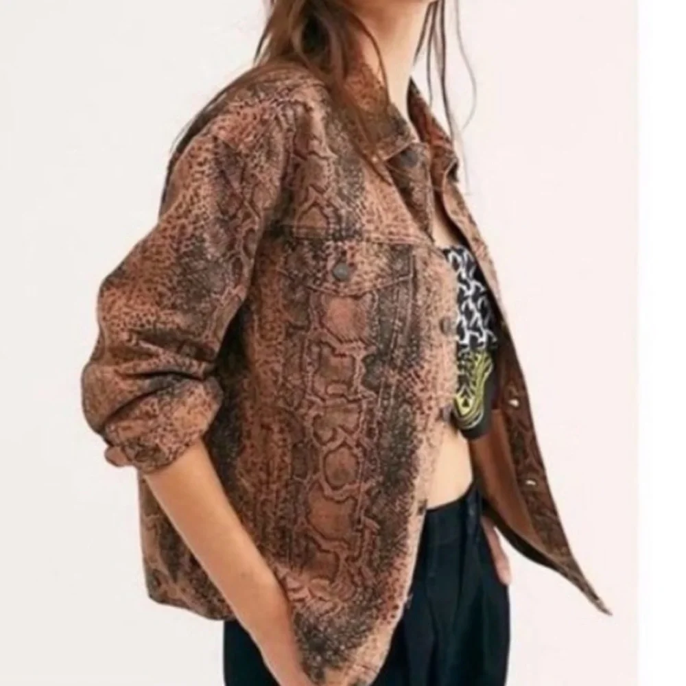 FREE PEOPLE Snake Print Trucker Jacket in Brown Women's Small Button Up‎ Pockets